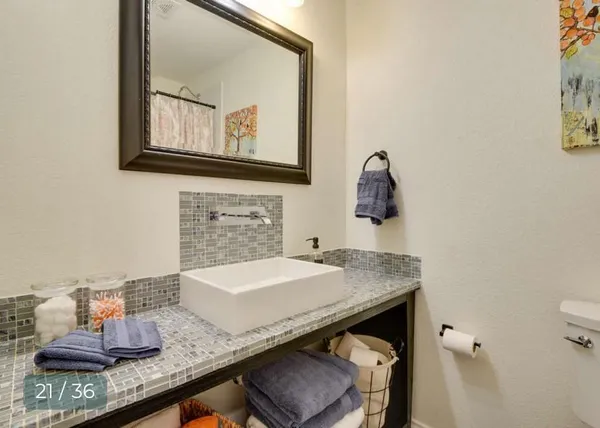 view of utility room with washer and dryer