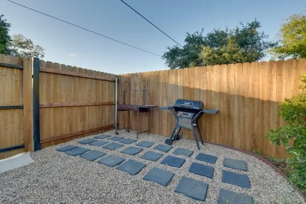 $2,950 | 520 West Bluff Street, Granbury, TX 76048