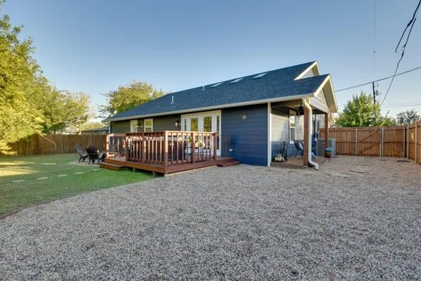 $2,950 | 520 West Bluff Street, Granbury, TX 76048