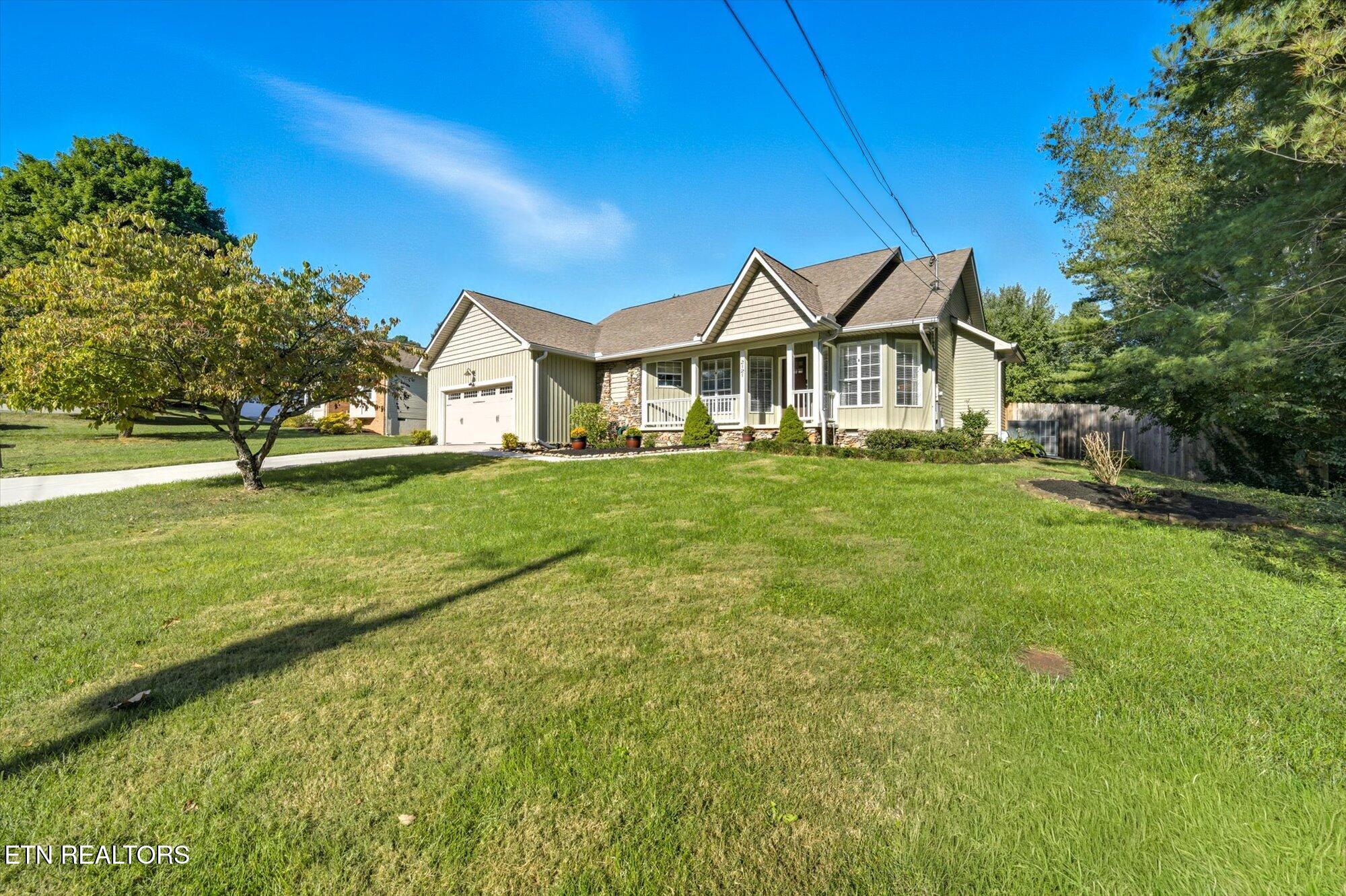 2121 Windbrook Road Knoxville, TN 37923 - Photo 2 of 27 03-2121-Windbrook-Rd-Knoxville-TN-3