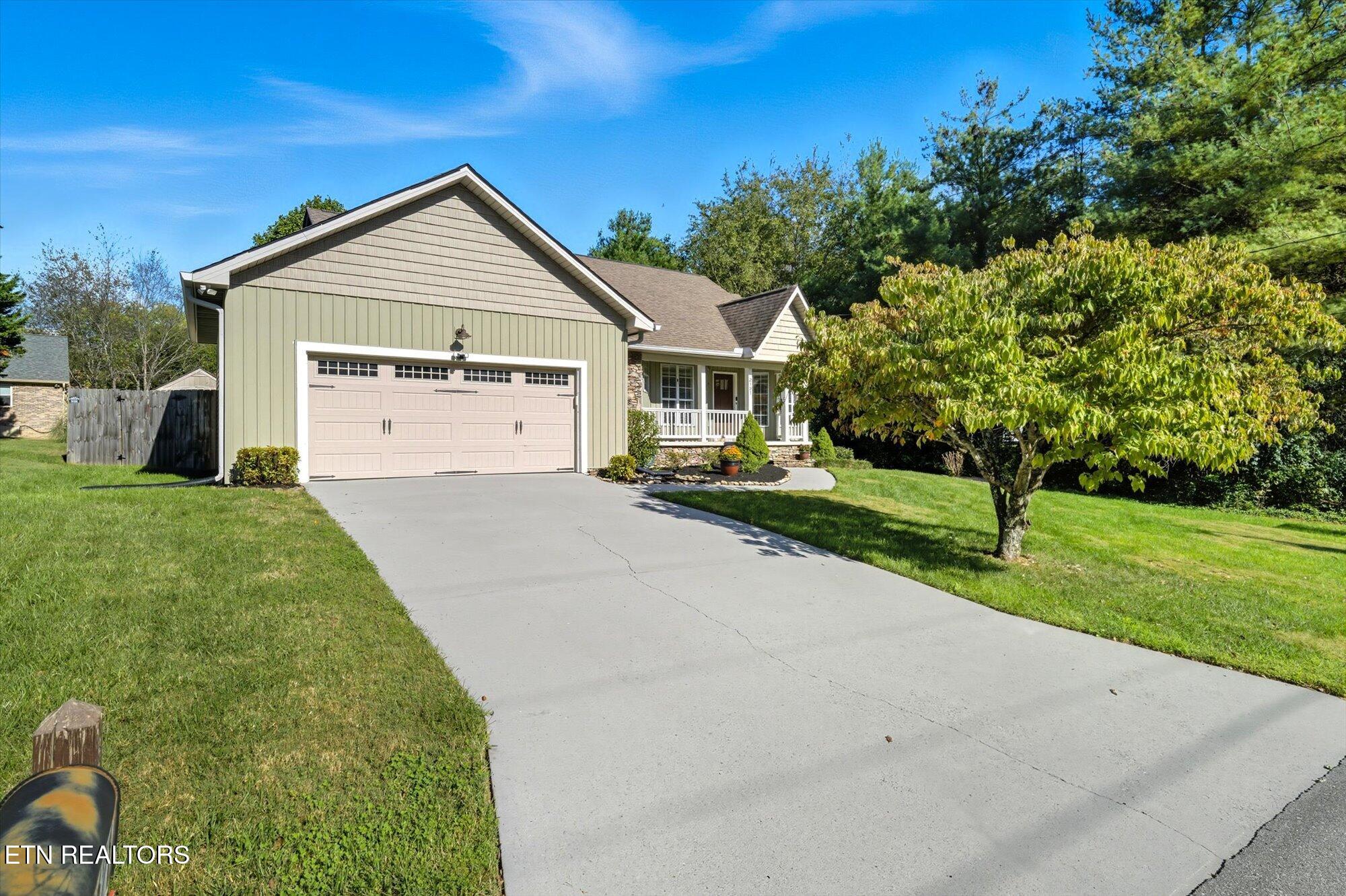 2121 Windbrook Road Knoxville, TN 37923 - Photo 3 of 27 01-2121-Windbrook-Rd-Knoxville-TN-1