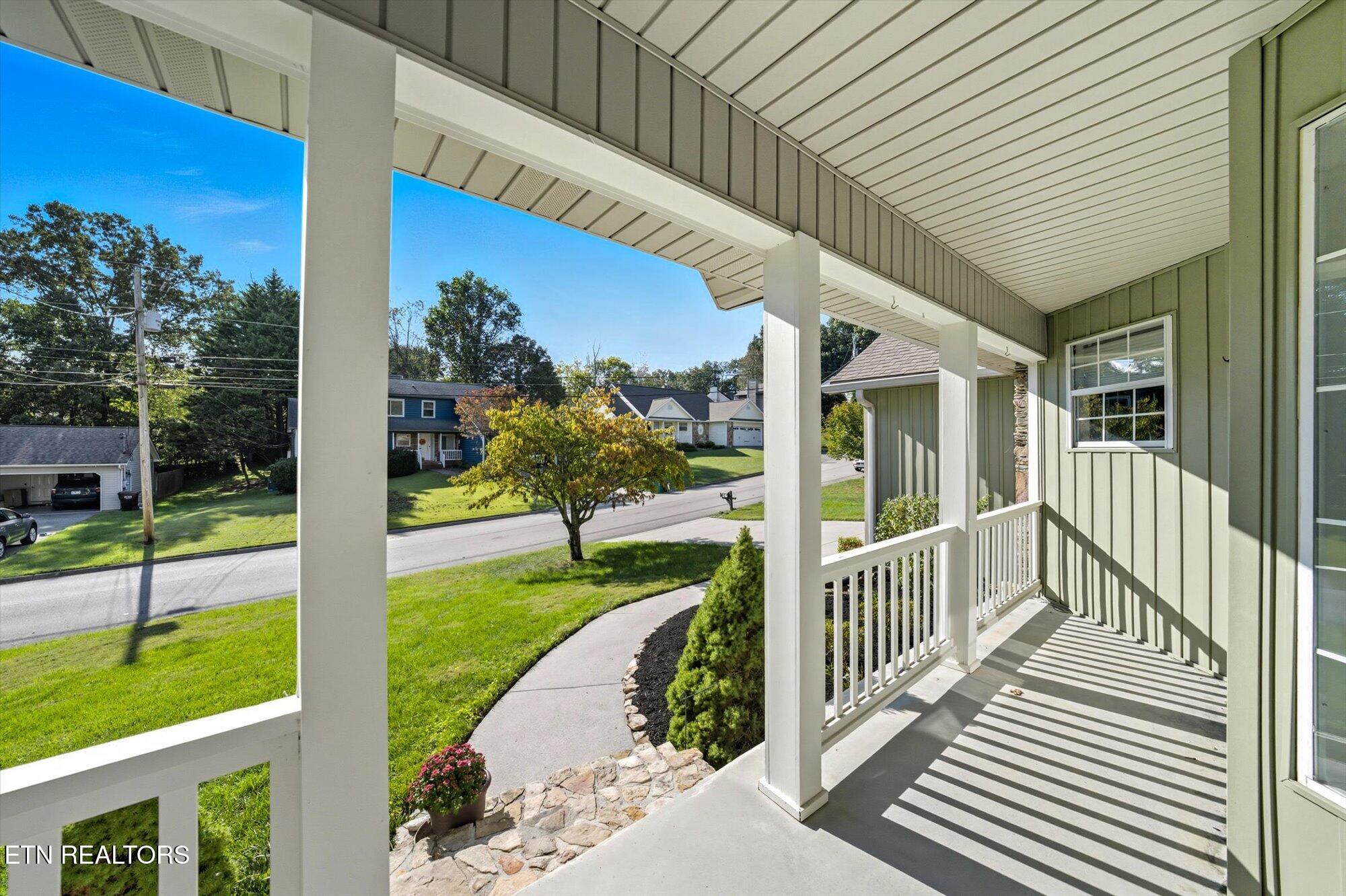 2121 Windbrook Road Knoxville, TN 37923 - Photo 4 of 27 05-2121-Windbrook-Rd-Knoxville-TN-5