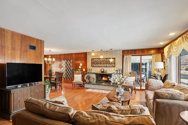 $344,900 | 5501 West 102nd Street, Oak Lawn, IL 60453