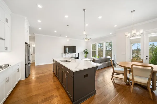 a large kitchen with kitchen island a island in it