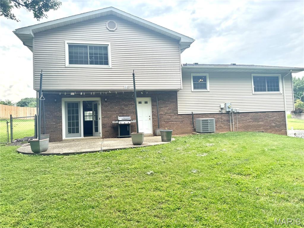 53 Smoketree Road Hillsboro, IL 62049 - Photo 3 of 21 Gallery Image 3