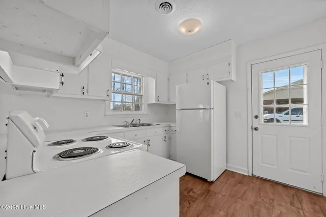 $1,400 | 1425 Birdneck Circle, Greenville, NC 27858