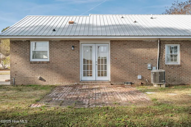 $1,400 | 1425 Birdneck Circle, Greenville, NC 27858