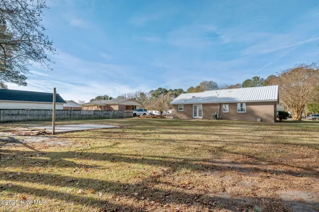 $1,400 | 1425 Birdneck Circle, Greenville, NC 27858