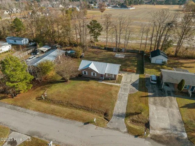 $1,400 | 1425 Birdneck Circle, Greenville, NC 27858