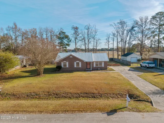 $1,400 | 1425 Birdneck Circle, Greenville, NC 27858