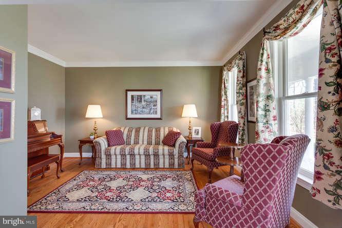 19144 Shelburne Glebe Road Leesburg, VA 20175 - Photo 5 of 30 Living Room