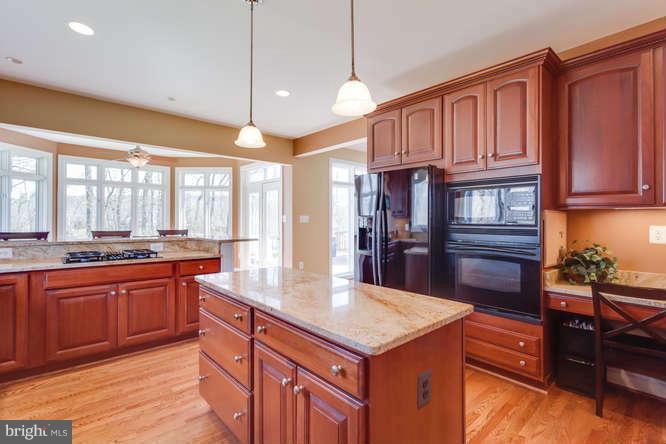 19144 Shelburne Glebe Road Leesburg, VA 20175 - Photo 10 of 30 Kitchen