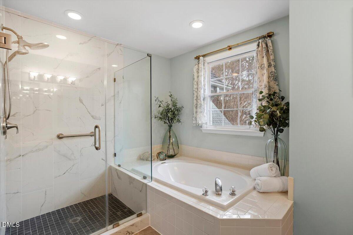 2804 Shofield Court Raleigh, NC 27615 - Photo 18 of 37 a bathroom with a tub sink and mirror