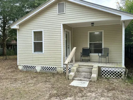 $217,000 | 120 North Davis Lane, DeFuniak Springs, FL 32433