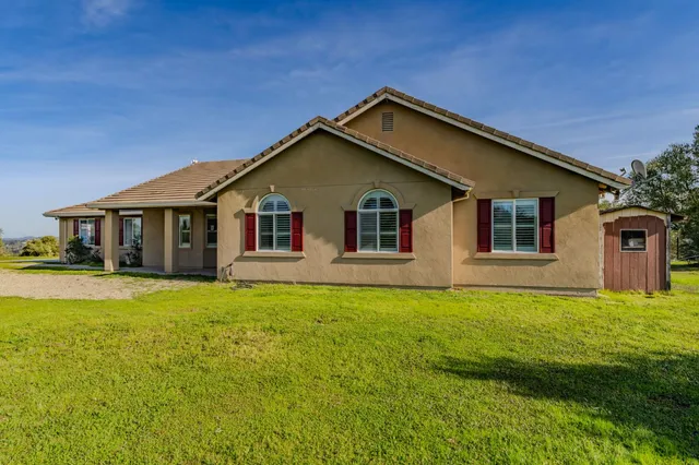 a view of a house with a big yard