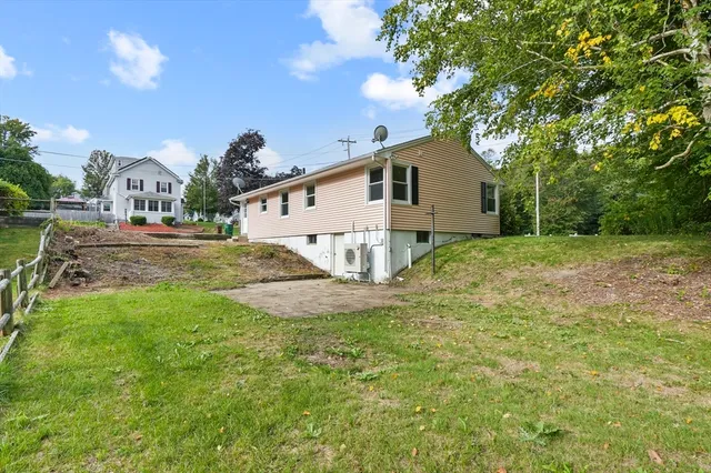 a view of a house with a yard