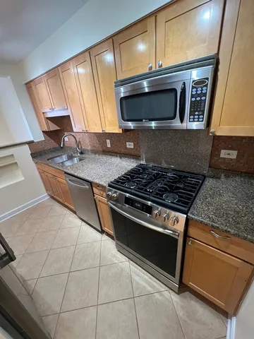 $2,200 | 2426 North Kennicott Drive, Unit 1B, Arlington Heights, IL 60004