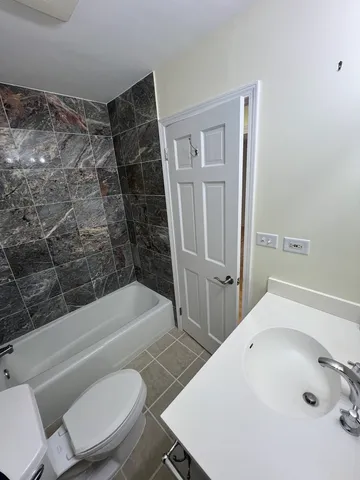 $2,200 | 2426 North Kennicott Drive, Unit 1B, Arlington Heights, IL 60004