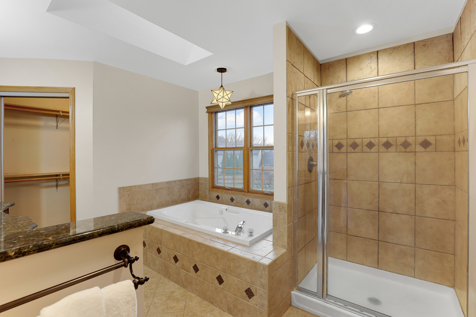 959 Willow Circle DeKalb, IL 60115 - Photo 30 of 39 a bathroom with a tub sink and mirror