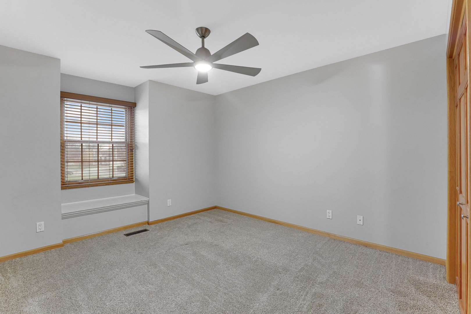 959 Willow Circle DeKalb, IL 60115 - Photo 31 of 39 an empty room with windows and fan