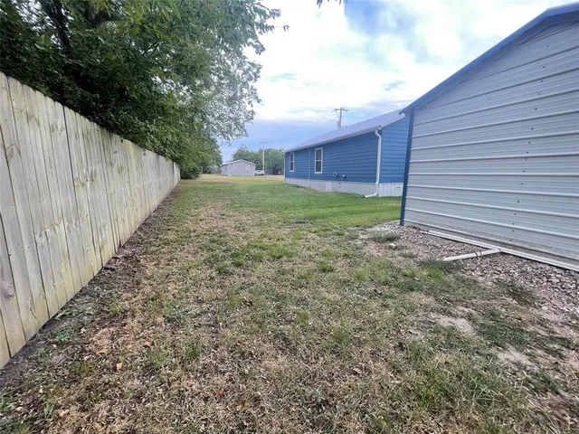 a view of a backyard