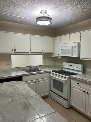 $2,115 | 6272 Chasewood Drive, Unit B, Jupiter, FL 33458