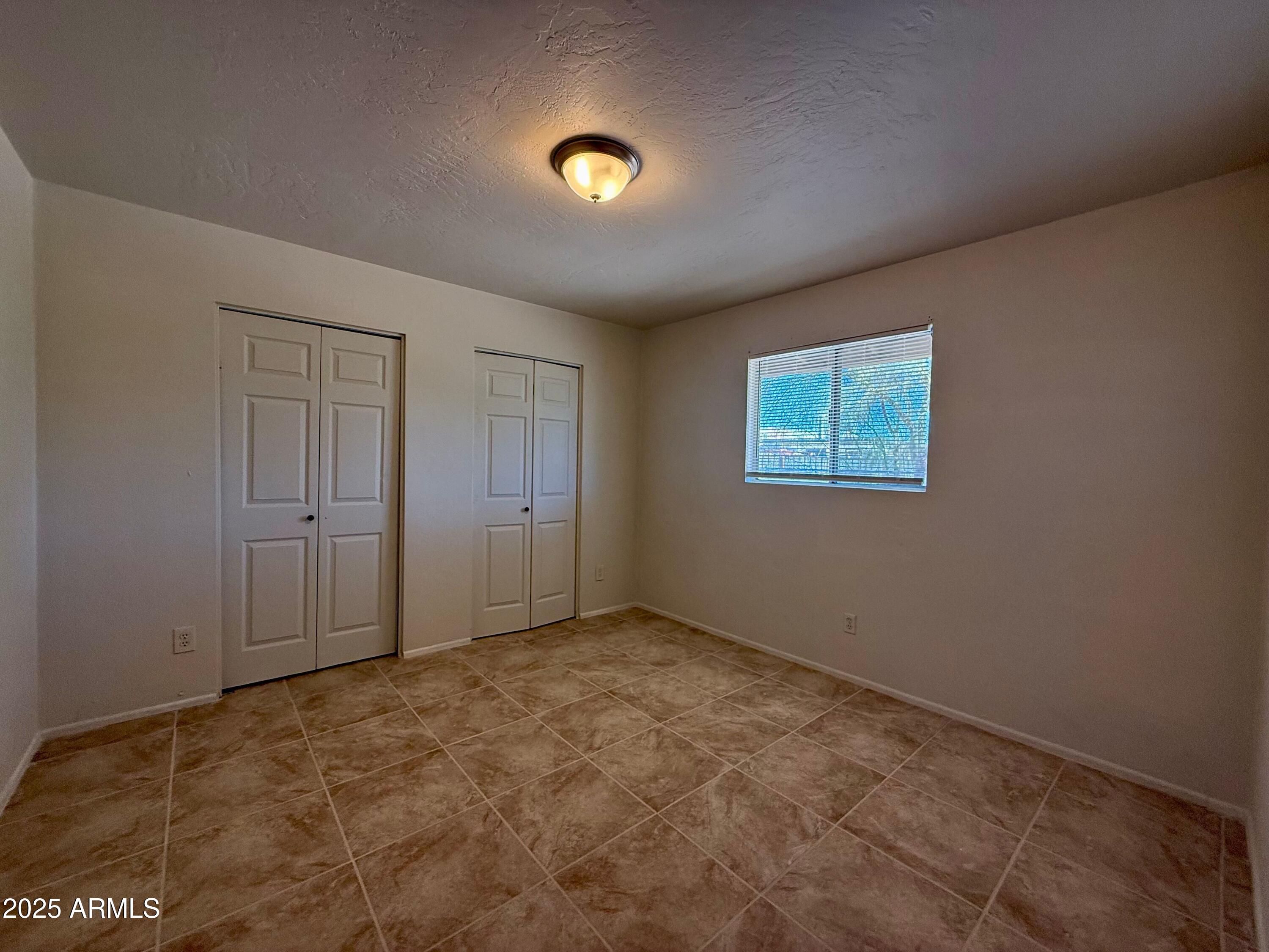 28 West Elm Street Tucson, AZ 85705 - Photo 11 of 14 an empty room with a natural light