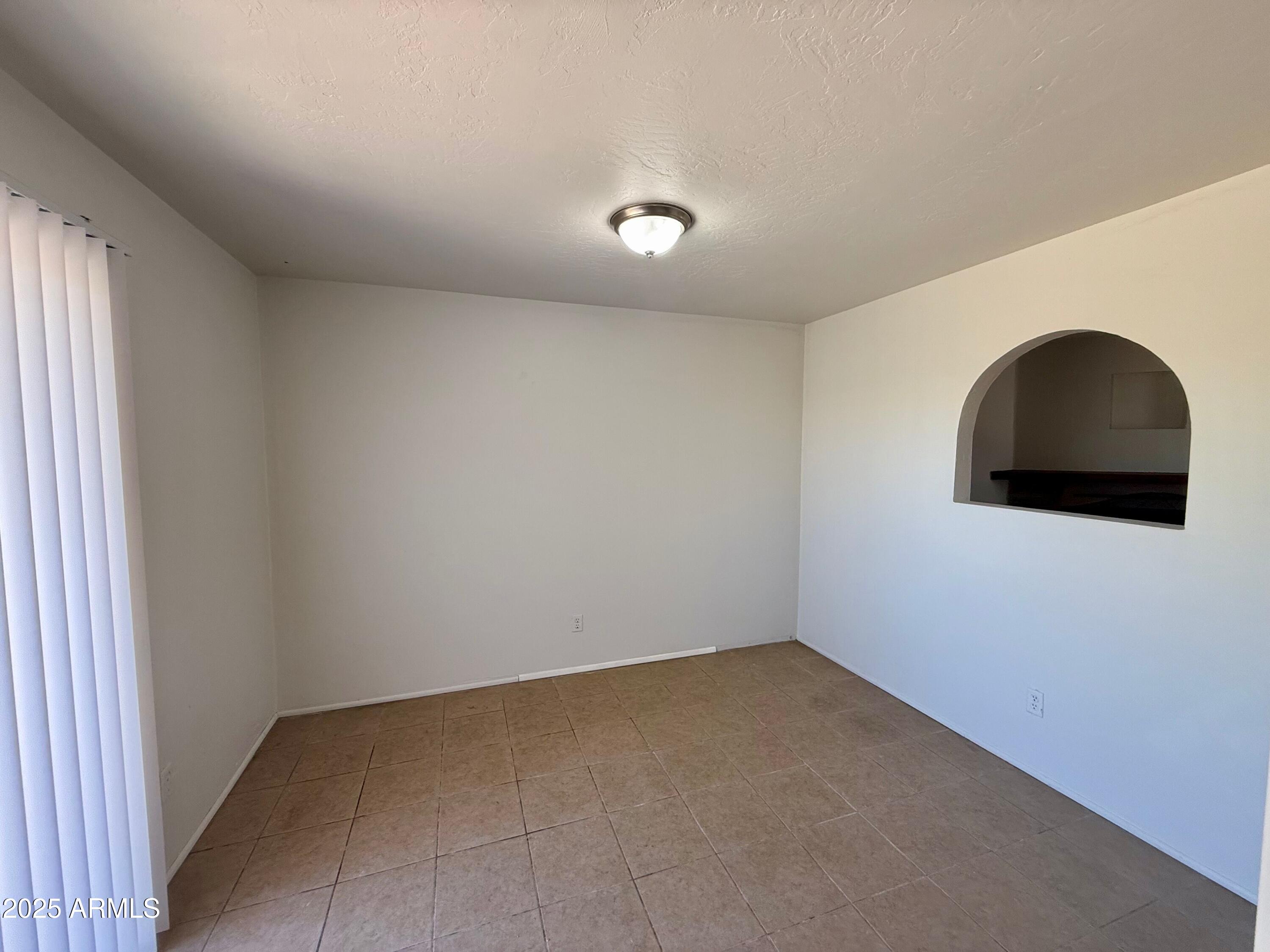 28 West Elm Street Tucson, AZ 85705 - Photo 10 of 14 an empty room with a window