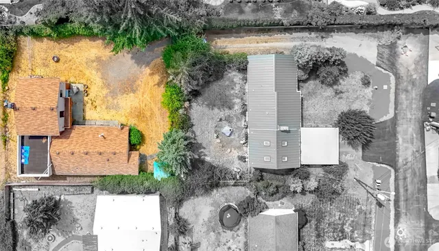 an aerial view of a house with outdoor space and lake view