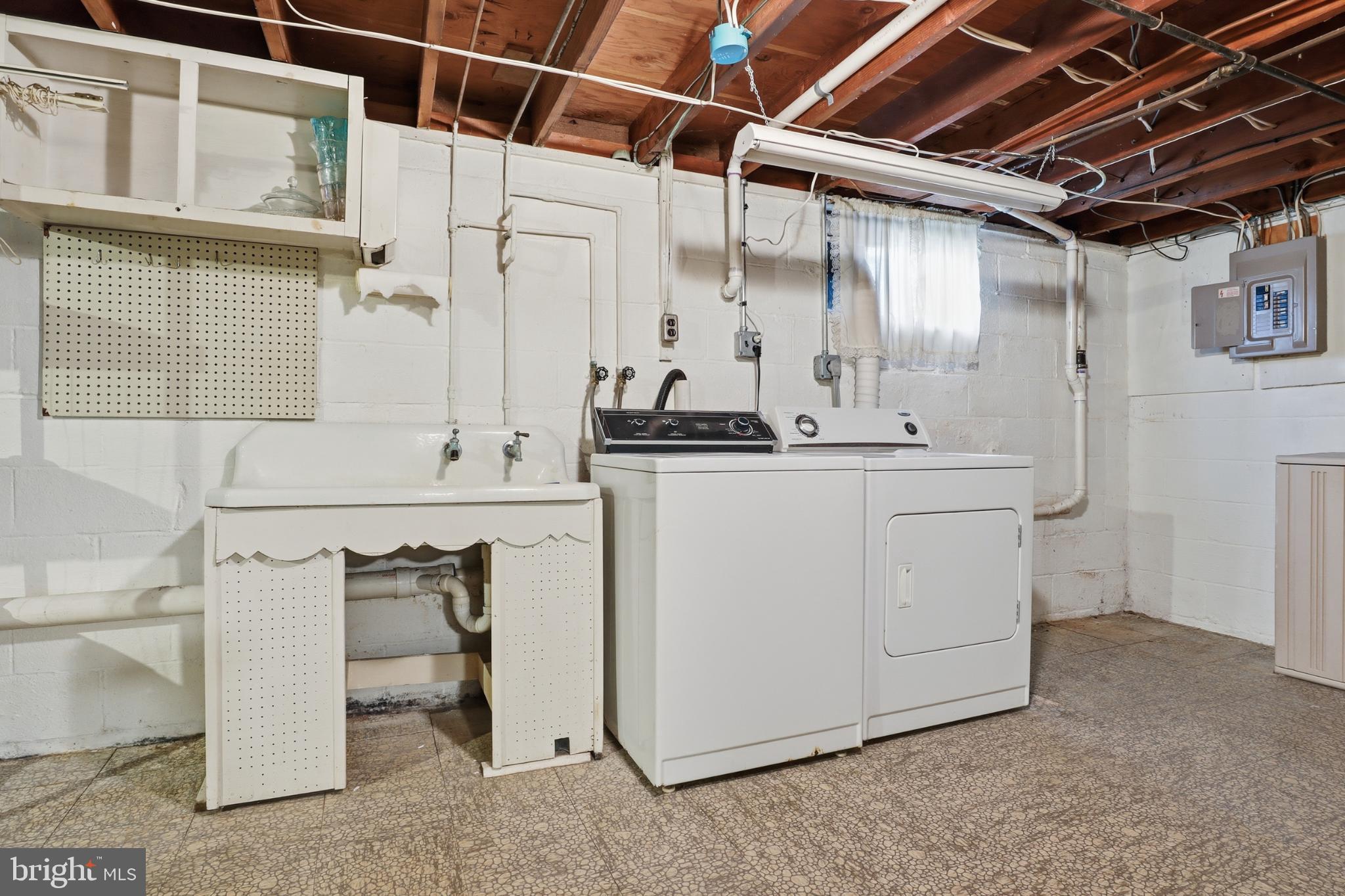 865 Taxville Road York, PA 17404 - Photo 28 of 40 Functional laundry area with ample space.