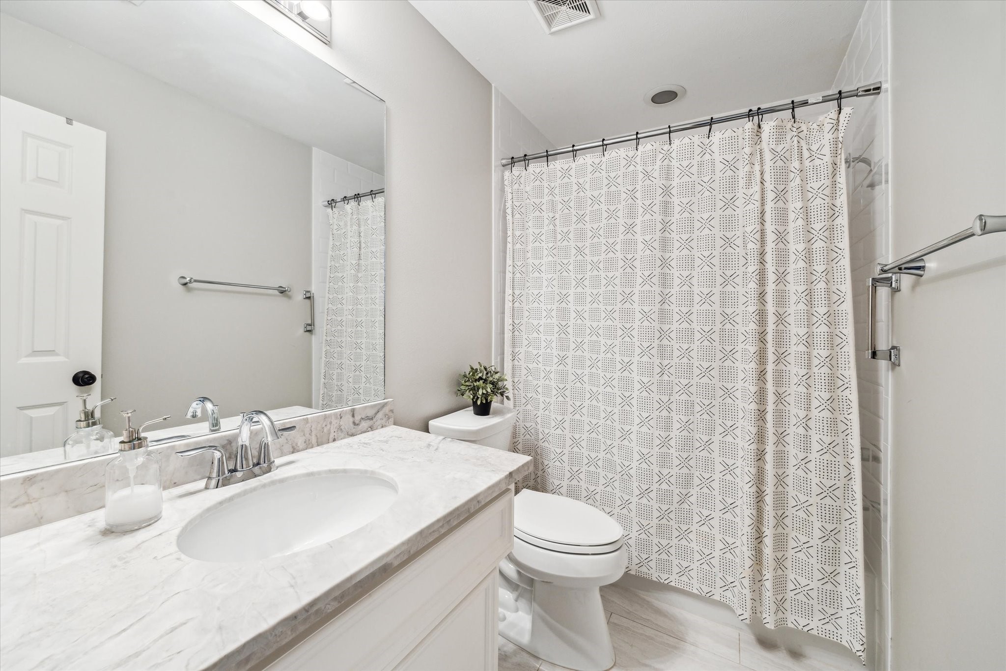 920 Cohn Street Houston, TX 77007 - Photo 7 of 24 1st floor full bathroom.