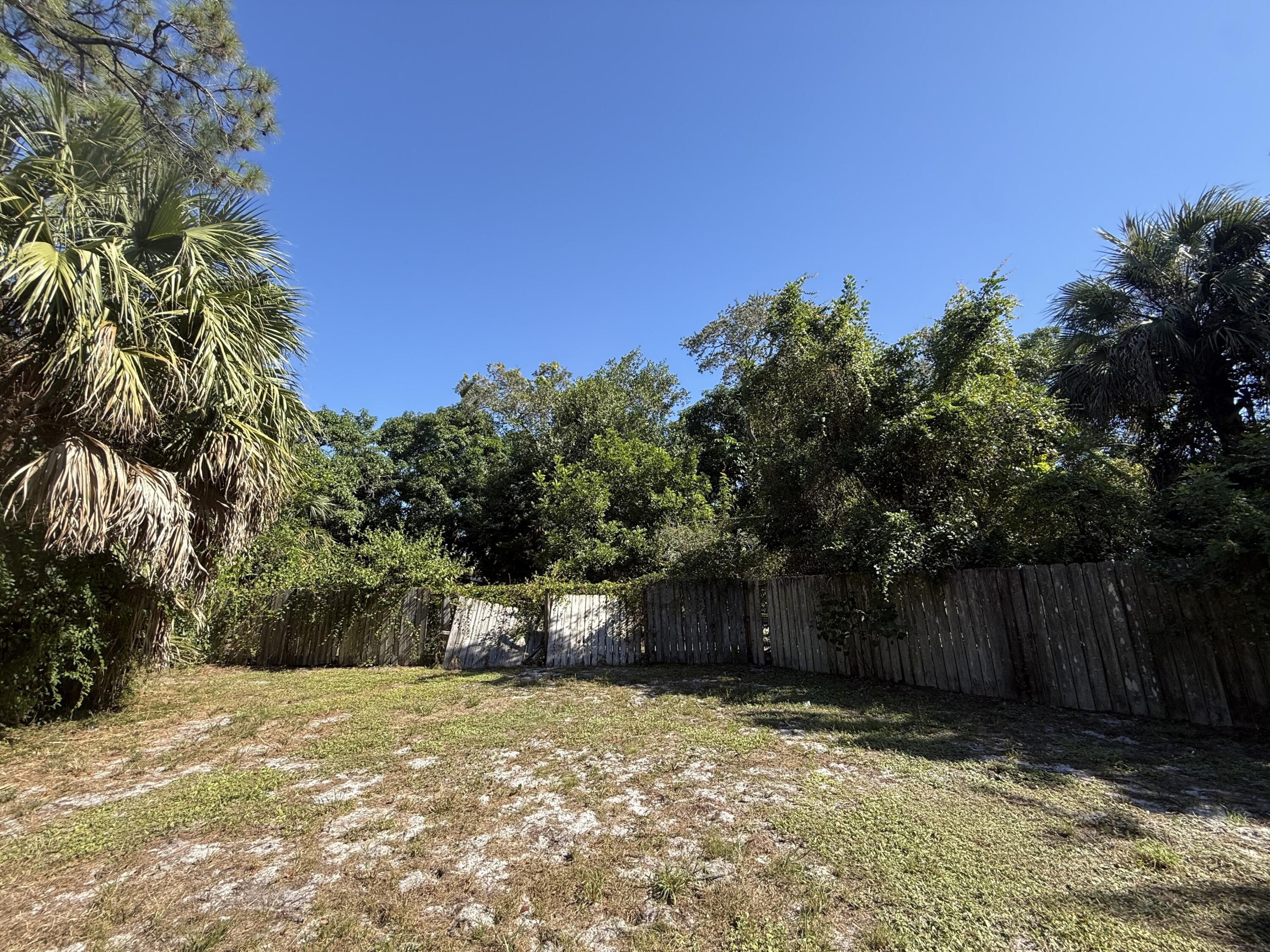 221 Southeast Seville Street Stuart, FL 34994 - Photo 5 of 6 a backyard of a house