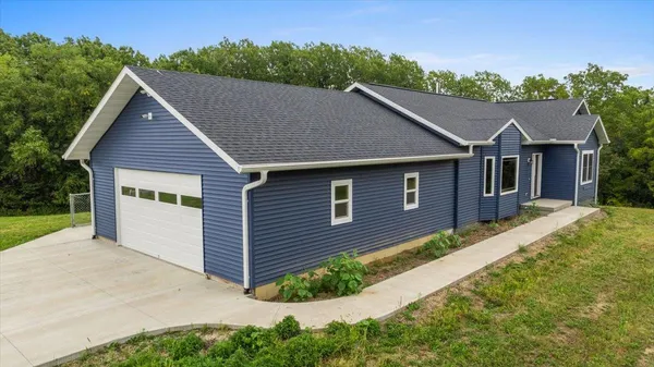 $947,000 | 13710 Airport, Ferryville, WI 54628