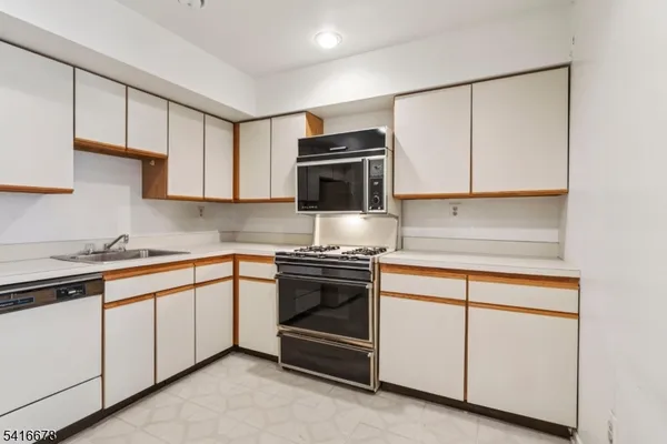 $295,000 | 45 Sunrise Drive, Gillette, NJ 07933