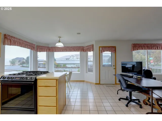 a view of a livingroom with furniture