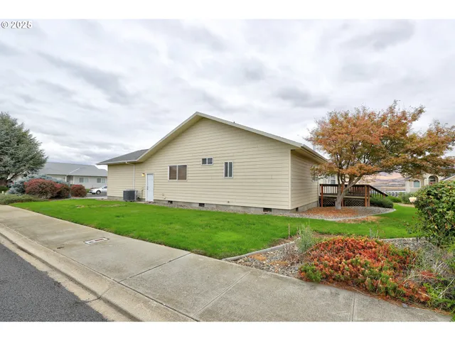 a view of a backyard of the house