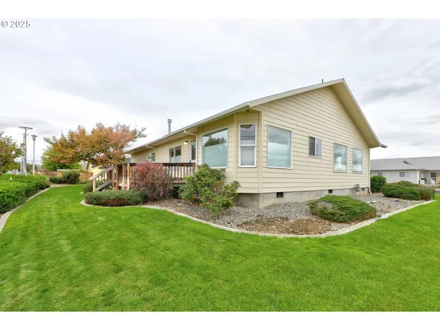 a view of a house with backyard and garden