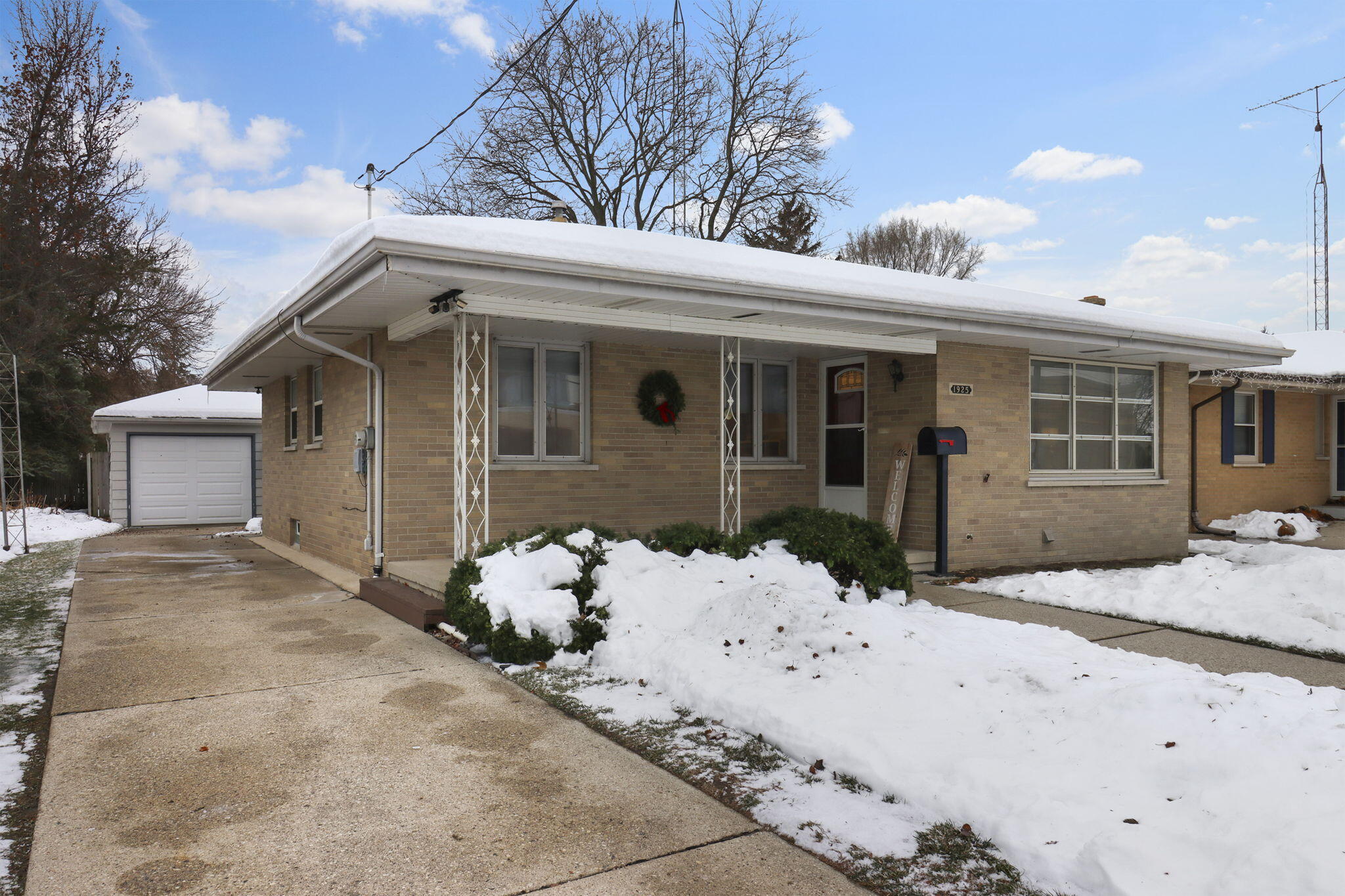 1-web-or-mls-1925 80th Pl, Kenosha, WI -