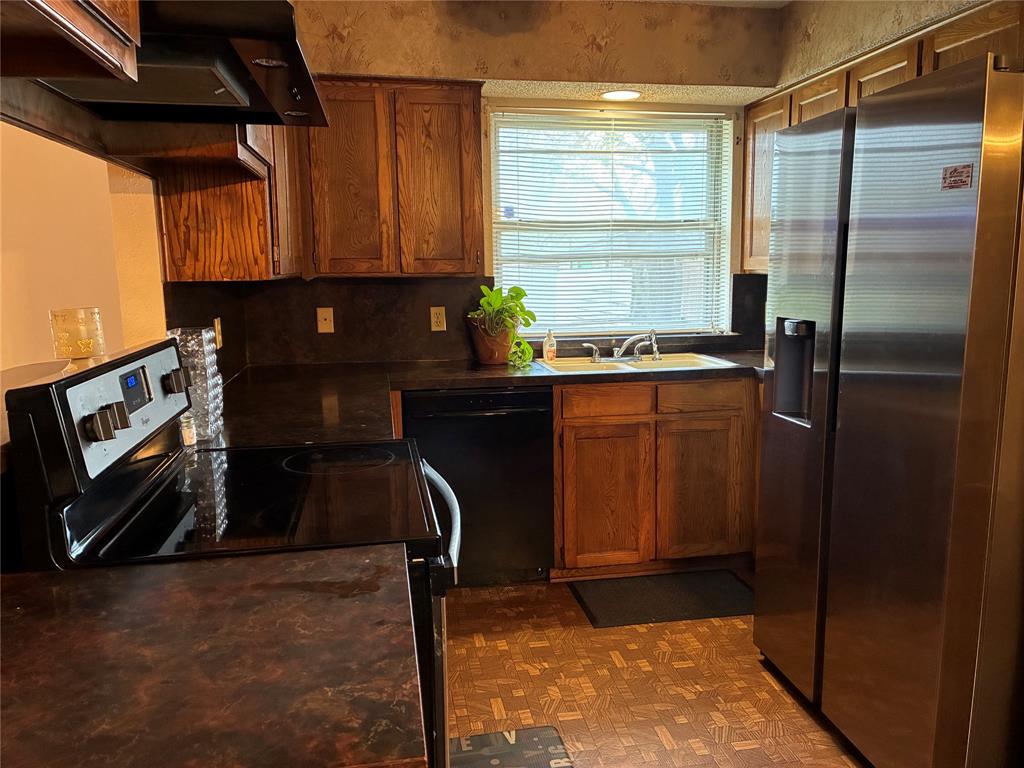 8430 Retta Mansfield Road Mansfield, TX 76063 - Photo 9 of 17 a kitchen with a refrigerator and a sink