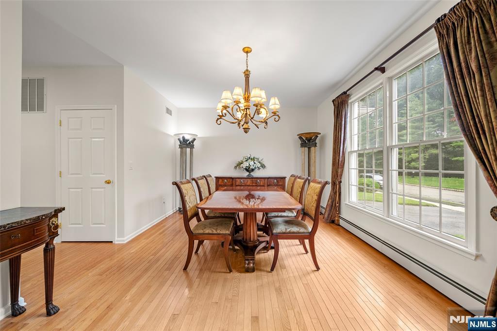 7 Woods Edge Road Old Tappan, NJ 07675 - Photo 4 of 32