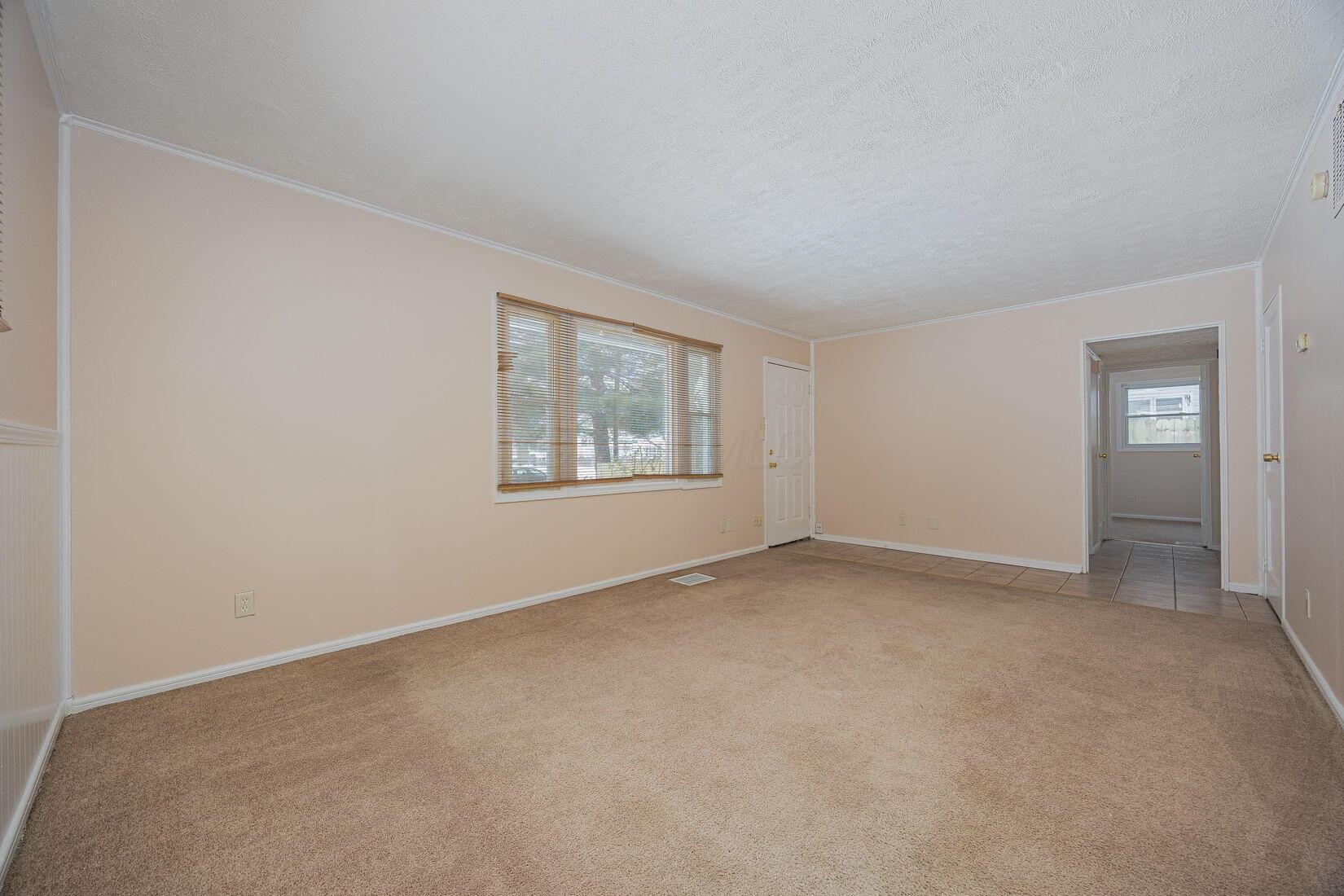1134 South Hampton Road Columbus, OH 43227 - Photo 9 of 31 Living Room