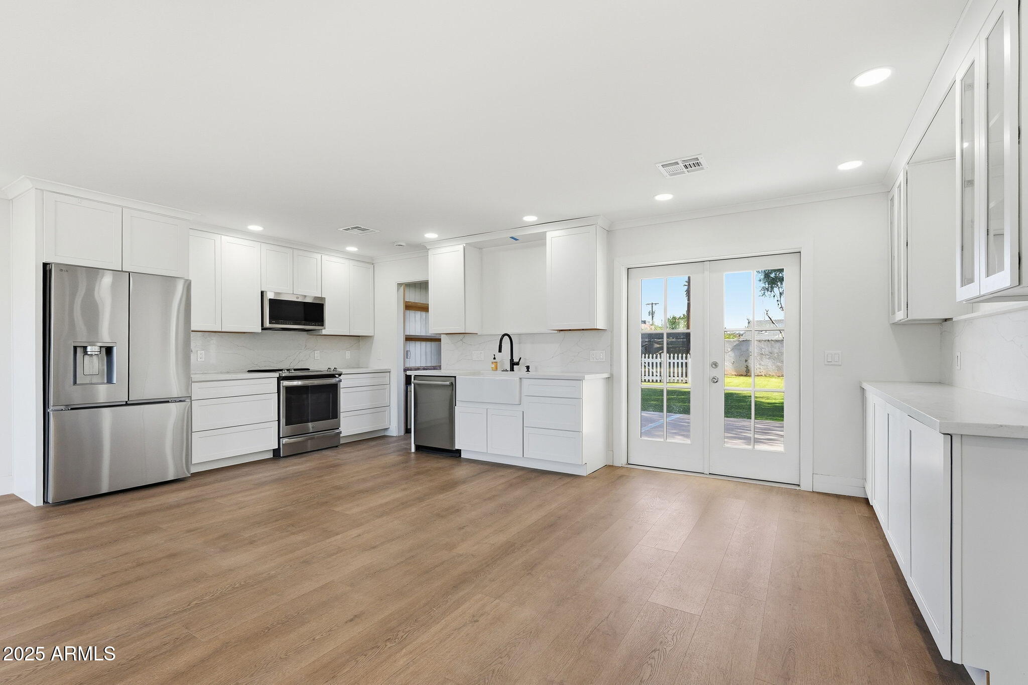 23 North Edgemont Mesa, AZ 85203 - Photo 6 of 25 a view of kitchen with wooden floor and electronic appliances
