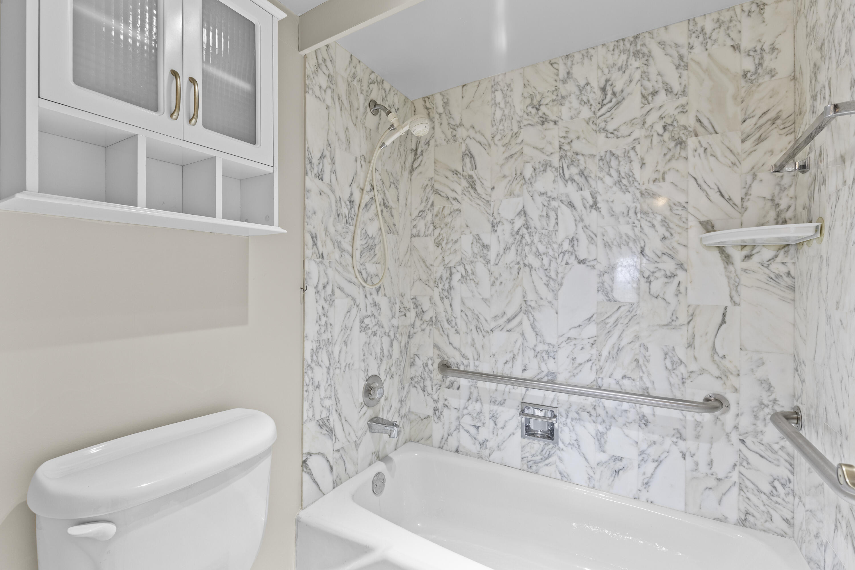 10777 West Sample Road, Unit 719 Coral Springs, FL 33065 - Photo 25 of 44 a bathroom with a toilet and a tub