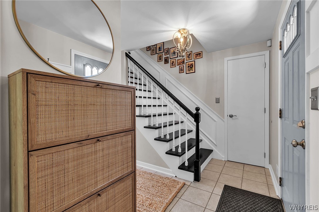 209 McNair Road Amherst, NY 14221 - Photo 3 of 35 Entry/ Foyer