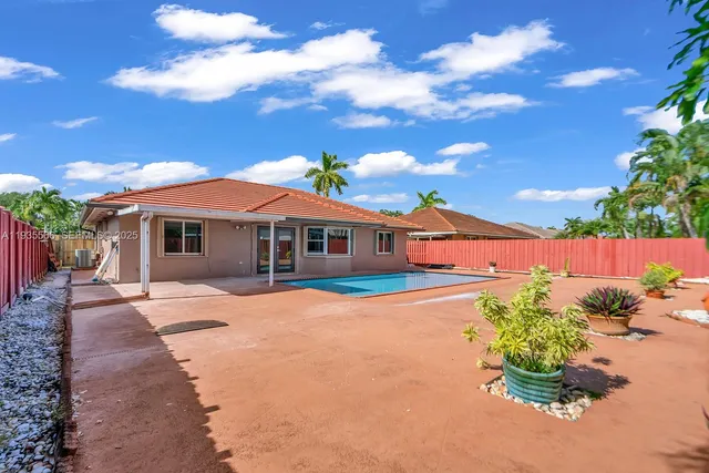 a view of a backyard