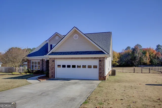 a view of house with a street