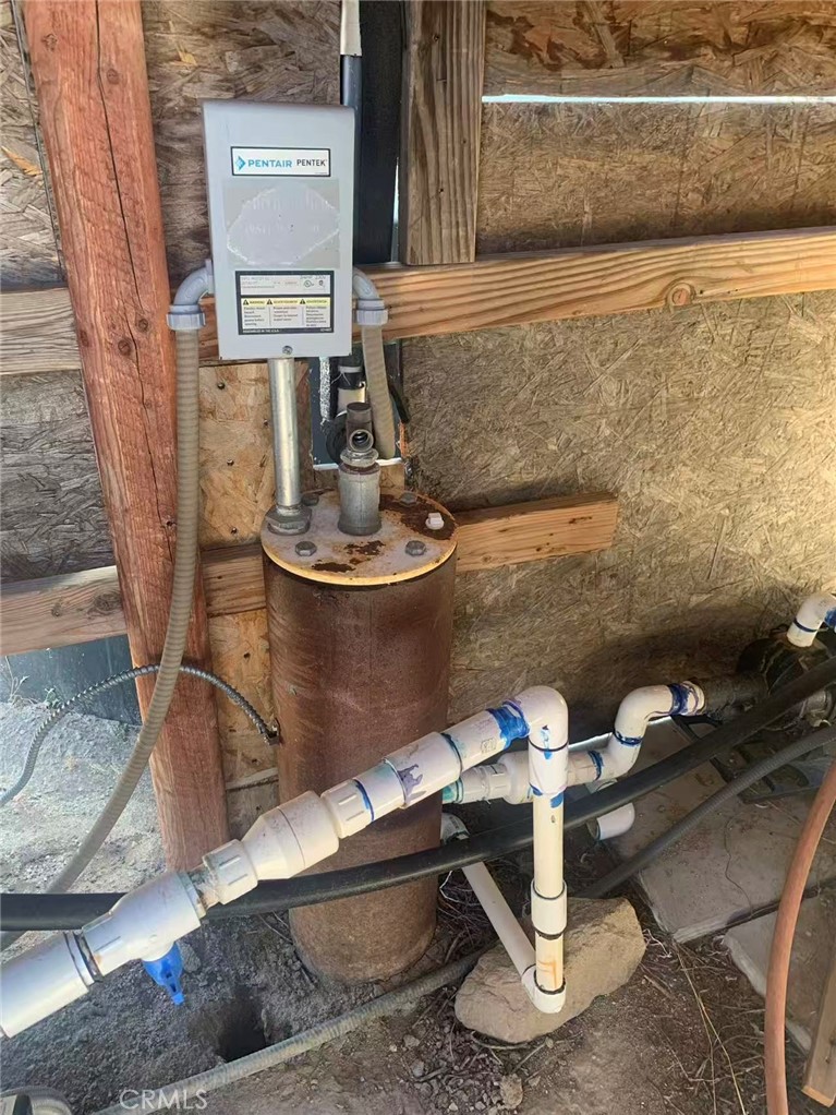 57775 Running Springs Road Anza, CA 92539 - Photo 2 of 13 a room with furniture and flowerpot