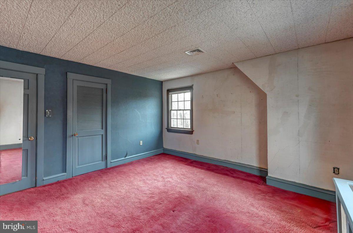 327 North Rolling Road Springfield, PA 19064 - Photo 18 of 34 an empty room with windows