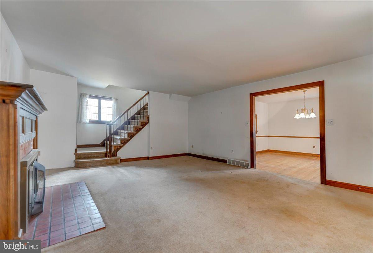 327 North Rolling Road Springfield, PA 19064 - Photo 6 of 34 an empty room with windows