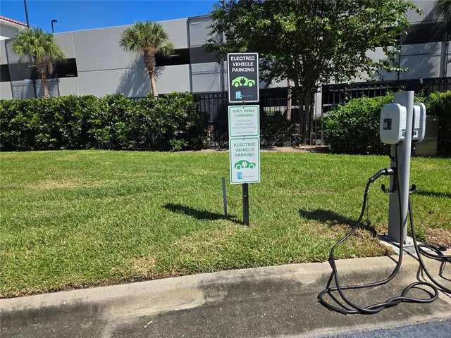 a view of a back yard